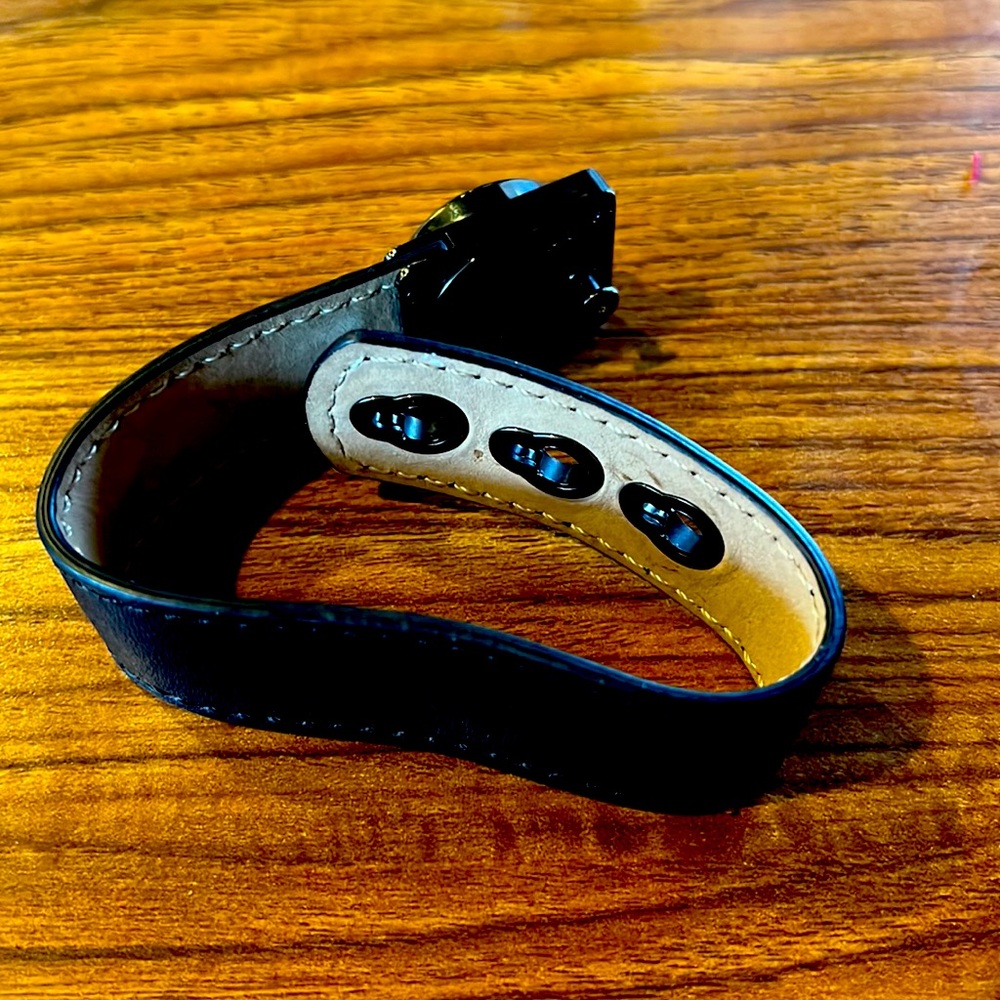 MICHAEL KORS ACCESS ACTIVITY TRACKER No charger